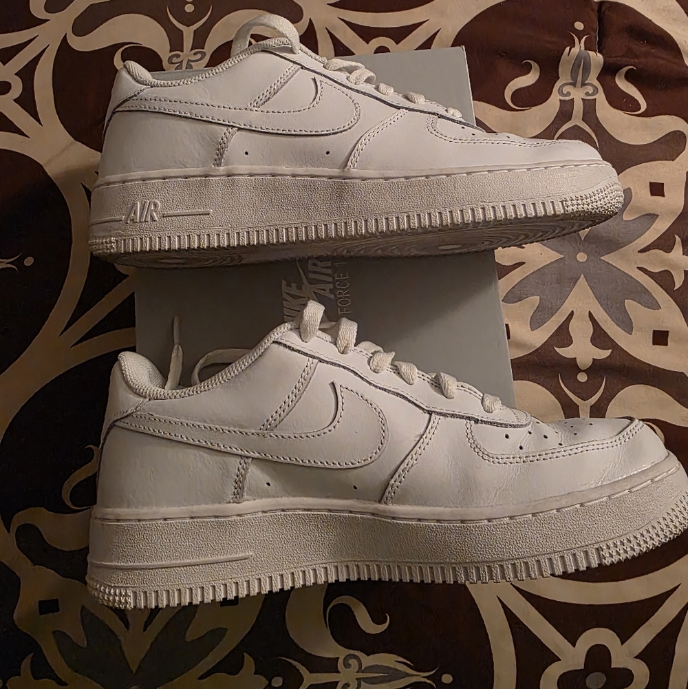 EUC NIKE Air Force 1 White Kids' Sneakers - Picture 5 of 7